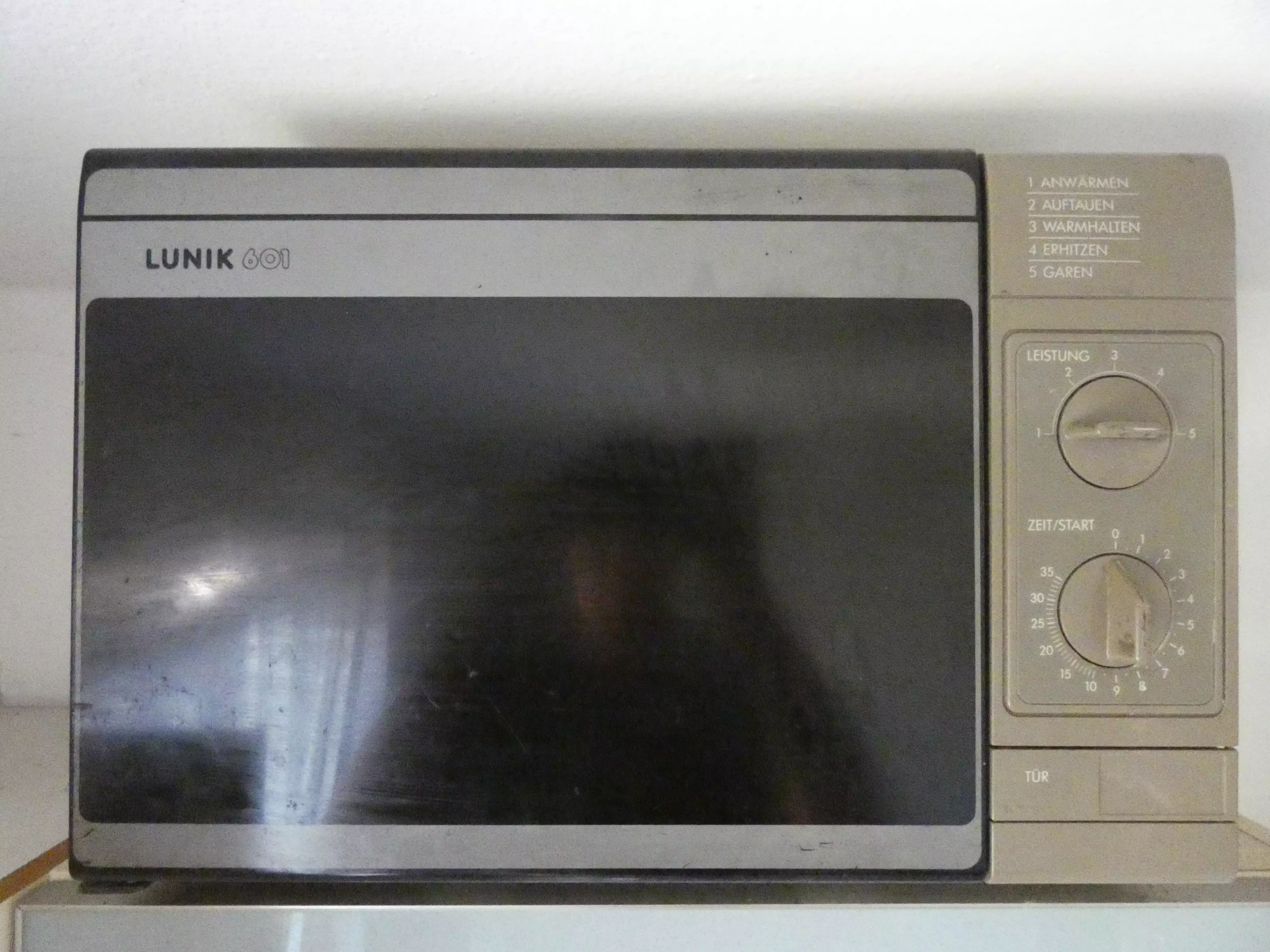 Photo of the front of a Lunik 601 microwave